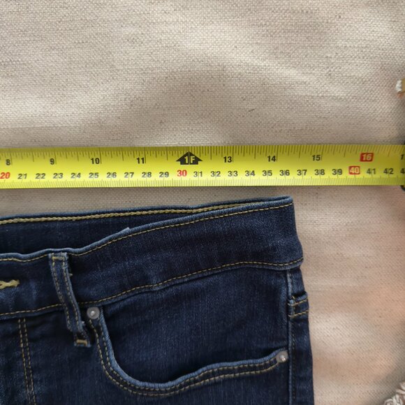 Two Pairs of Levi's Skinny Jeans (Sizes 28 & 29) - Picture 5 of 11